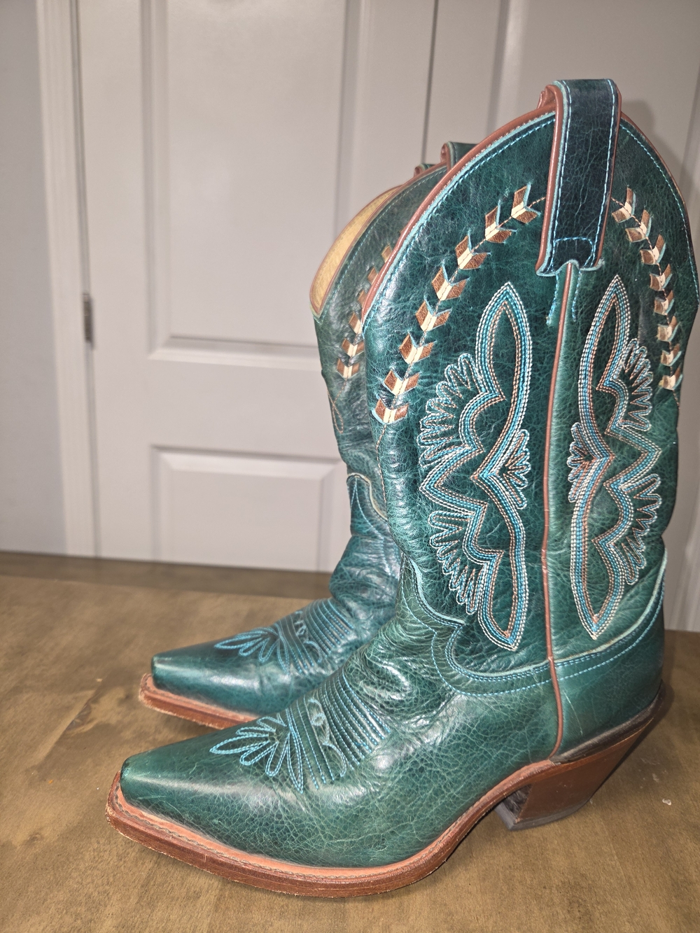 Justin's Teal Western Embroidered Leather Cowboy BootsStyle/Model Code : L4302